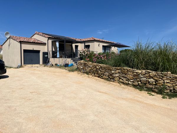 Notre maison est situé à 7 km d'Uzes, dans un lieu tranquille avec une superbe vue