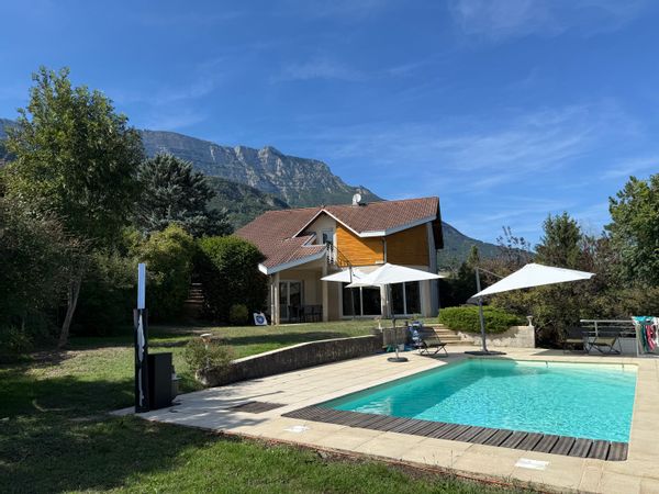 Belle et spacieuse maison familiale climatisée, avec piscine, au coeur des Alpes.