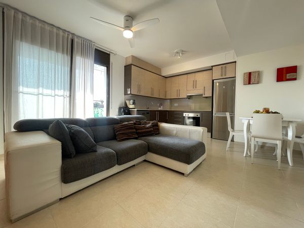Penthouse en duplex avec terrasse au centre de La Ràpita, à seulement 10 minutes à pied de la plage.