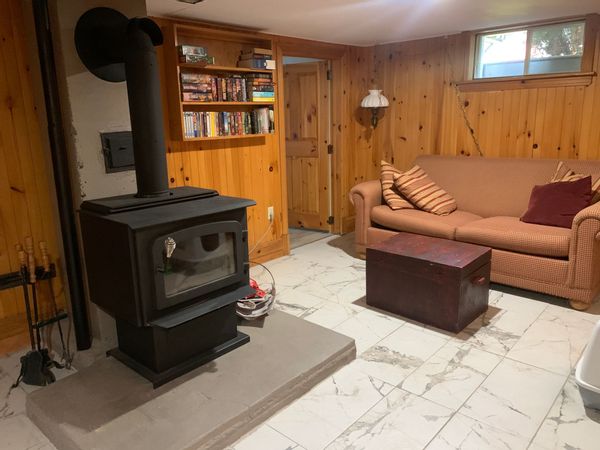 Chambre privée au sous-sol avec accès à une salle de bain privée
