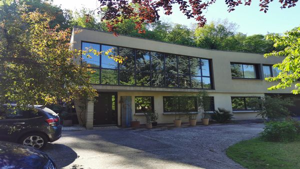 Maison en bordure de forêt entre Versailles et Paris