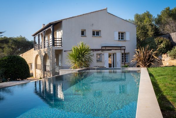 Magnificent Provençal villa with heated swimming pool and jacuzzi in 2 hectares of wooded parkland