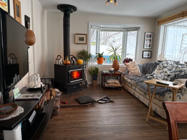 La maison de Julien Maison chalet, directement sur le bord du Fleuve St Laurent! Habitable à l’année