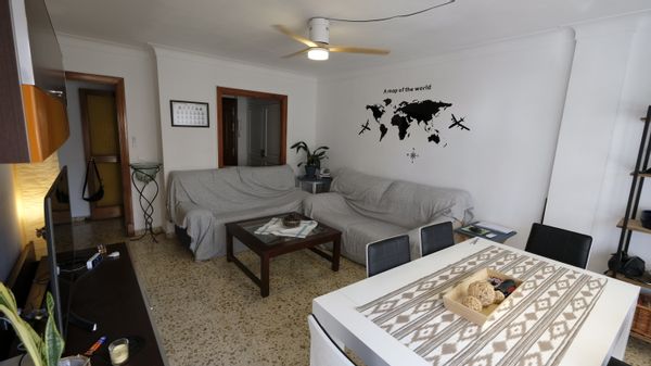 Piso totalmente equipado de 3 dormitorios en el centro la ciudad, a escasos 2 kilómetros del mar.