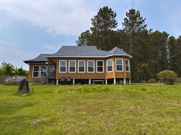 Beau chalet moderne, bord de l'eau dans la nature.