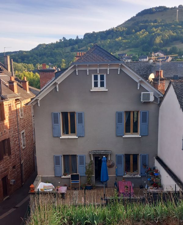 Maison en cœur de village. Entre Rodez et Conques.