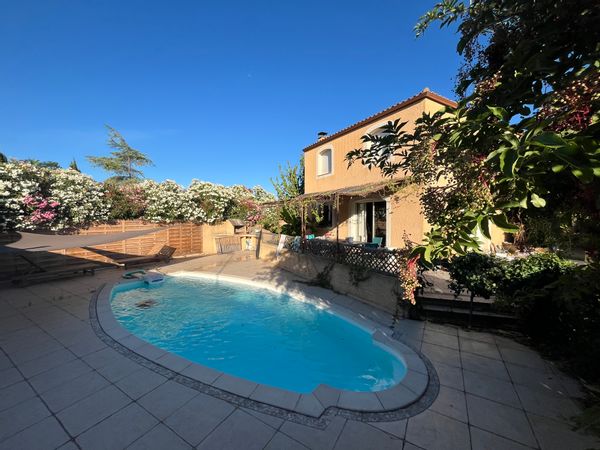 Maison spacieuse et agréable, avec piscine, dans un quartier résidentiel, entre mer et arrière pays.