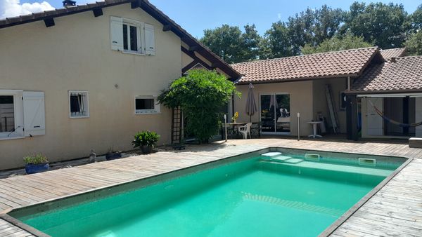 Grande maison paisible avec piscine