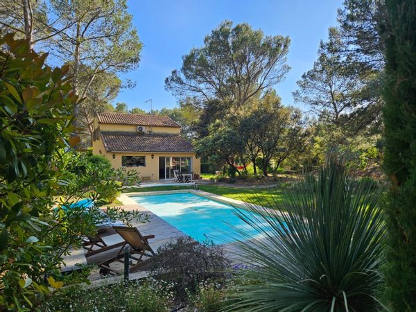 Propriété avec psicine au coeur de la pinède provencale