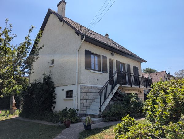 Grande maison familiale près de Paris, jardin clos, studio indépendant et train direct à pied