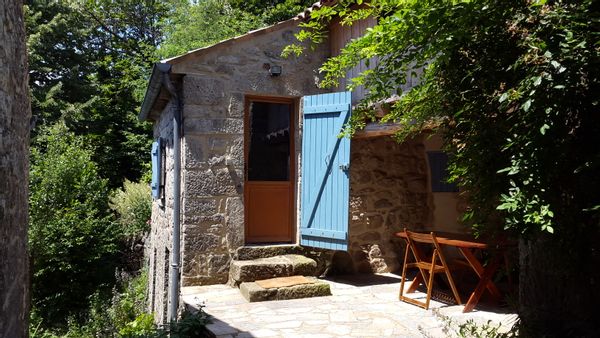 Petite maison indépendante près de notre domicile . Chambre avec salle de bain et terasse privée.