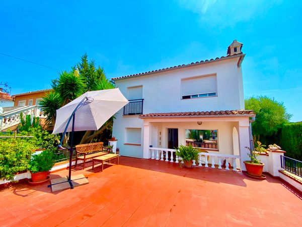 Maison de famille indépendante avec grande piscine, jardin et terrasse La Creu de Lloret de Mar