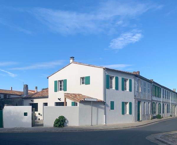 Maison en plein cœur de village à quelques pas des commerces et de la plage tout se fait à pied.