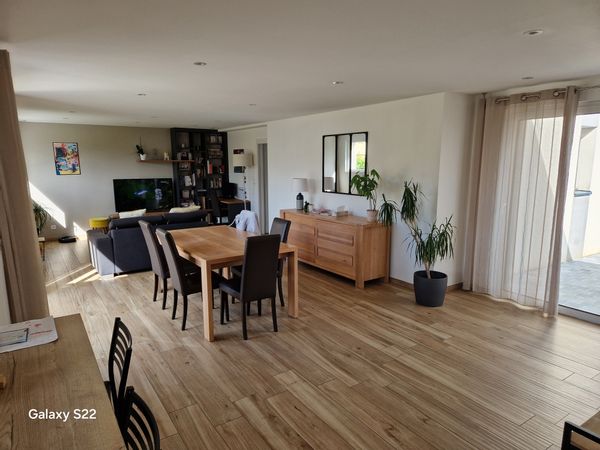 Maison moderne, sur un beau terrain au calme proche centre-ville (900m) où il fait bon vivre !