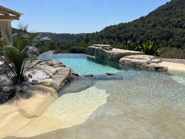 Villa 12 personnes et piscine lagon à débordement sur la vallée