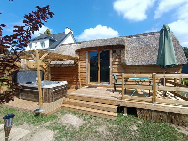 Charmant chalet en bois et chaume
