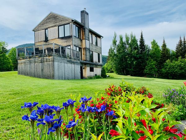 Haut Sommet, une maison de 4 chambres perchée à flanc de montagne et dominant le fleuve St-Laurent