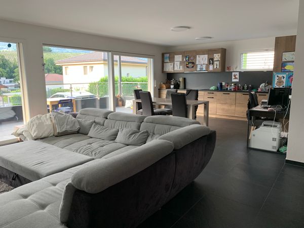 Appartement moderne, spacieux et lumineux au cœur du Valais, entre la montagne et la ville.