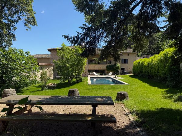 Maison en pierres dorées tout confort