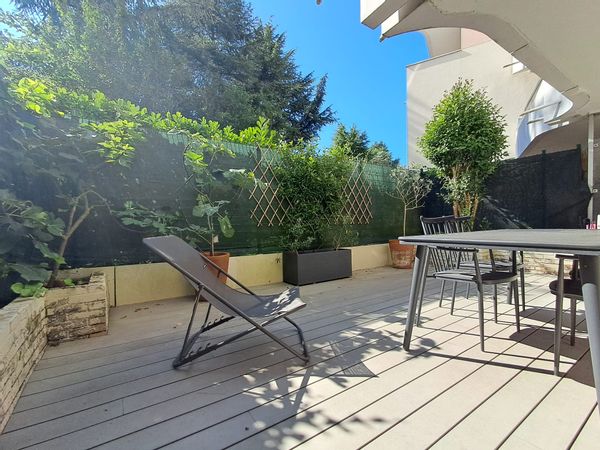 Appartement en rdc, 2 terrasses, comme une maison, 3 chambres à Saint-Cloud, à 30 mn de Paris