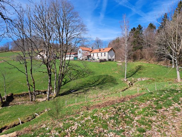 Ancienne école transformée en très grande maison de vacances familiale avec vue imprenable