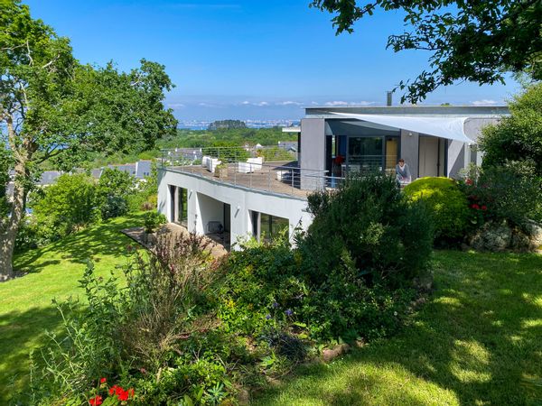 Modern, bright home with sea view, 200 m from Brest bay — calm & stylish stay.