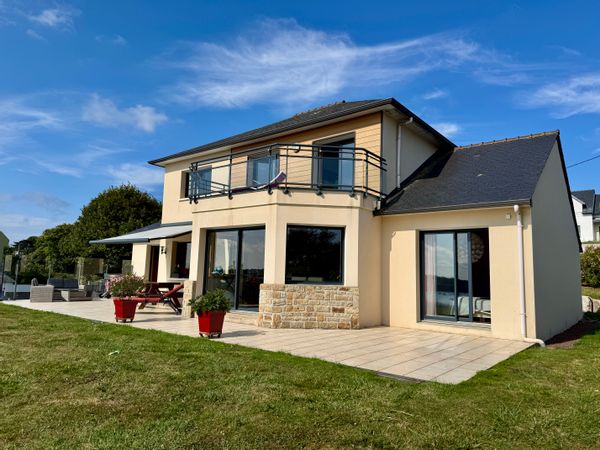 Belle Villa de 145m2 pleine vue mer . Proximité immédiate de la plage et du sentier côtier.