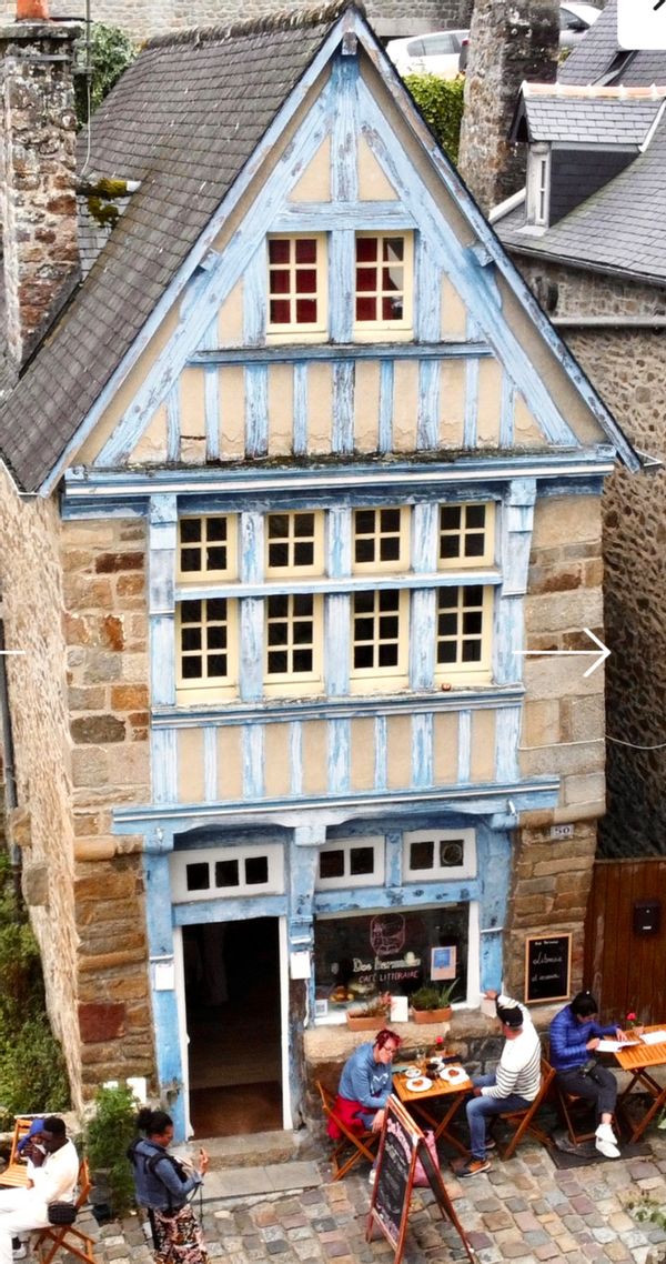 La maison est unique, en plein coeur de la rue la plus pittoresque . C’est une maison à colombage
