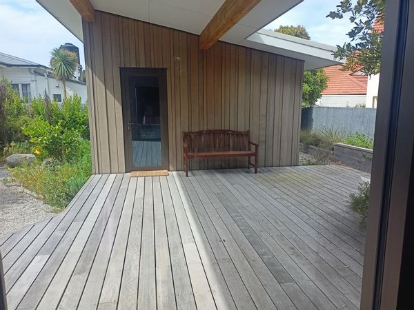 Dépendance lumineuse avec accès indépendant, salle de bain privative, à deux pas de la plage.