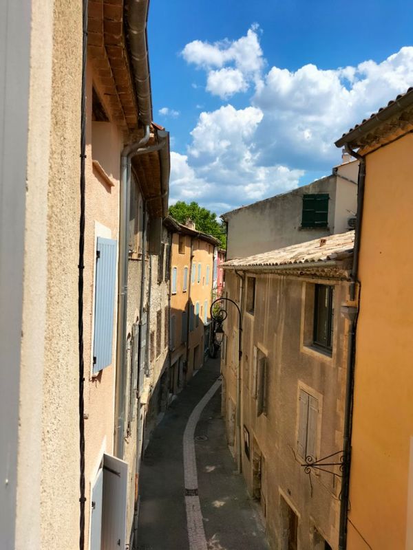 Grande maison de pays au cœur du village,  sur 4 niveaux, terrasse face au Saint-Julien