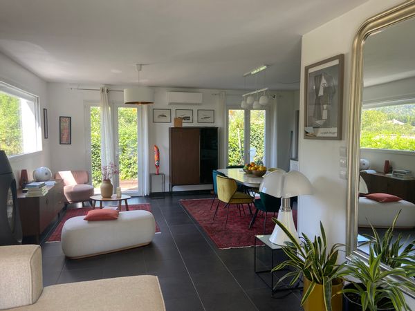 Villa contemporaine avec piscine & vue sur les collines de Provence
