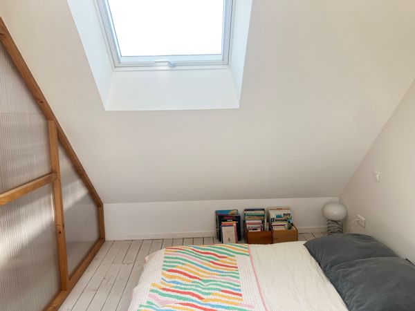 Chambre et sa petite douche située au deuxième étape de notre maison