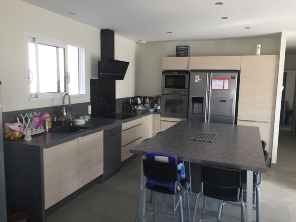 Maison familiale dans un petit village à 20 min de Bordeaux. 3 chambres, 2 sdb, piscine