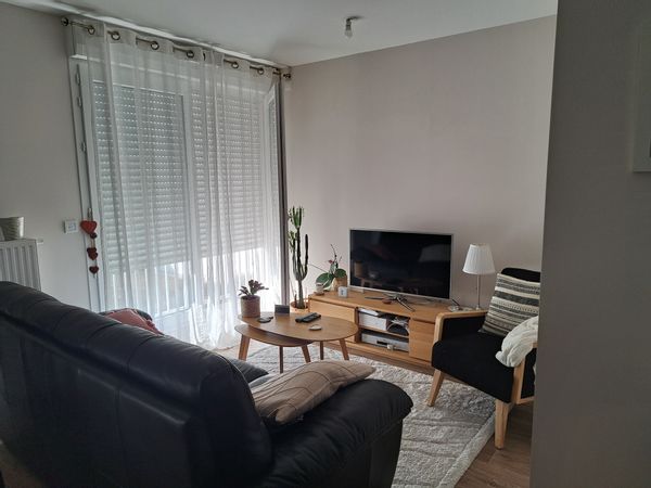 Appartement  avec grande terrasse,proche de bordeaux, des commerces, bus à la porte ,vélo disponible