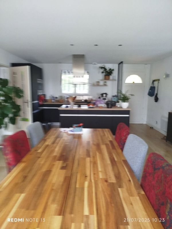 Maison tranquille. Jardin agréable, avec grande terrasse et grand parking.