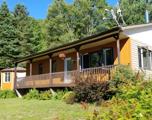 Chalet Béatitude. 4 chambres à coucher, bord de l'eau à 50 minutes d'Ottawa.  Tout équipé !