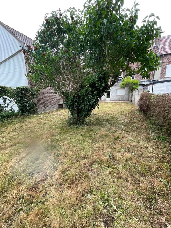 Maison dans la ville agréable rue très calme. Proche centre ville avec terasse bien exposé