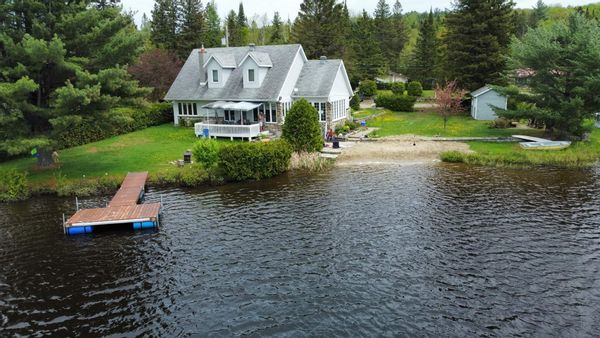Maison canadienne en campagne au bord du lac avec jacuzzi, plage et foyer!