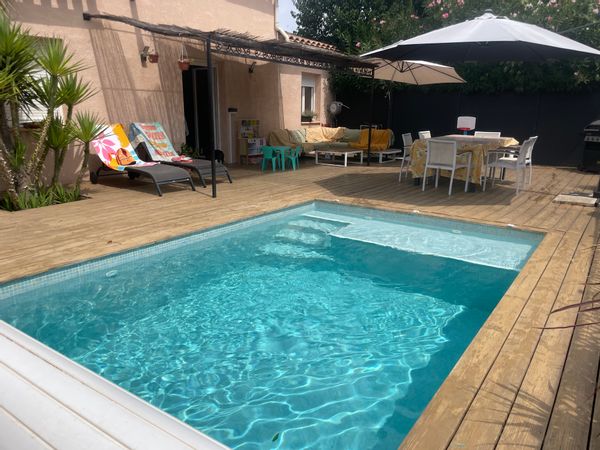La maison d’Anaïs et Rémi, entre mer et traditions, offre calme, piscine et esprit de famille