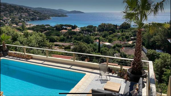 Magnifique villa vue mer 180 degrés 5 minutes à pied de la plage, piscine chauffée, climatisation
