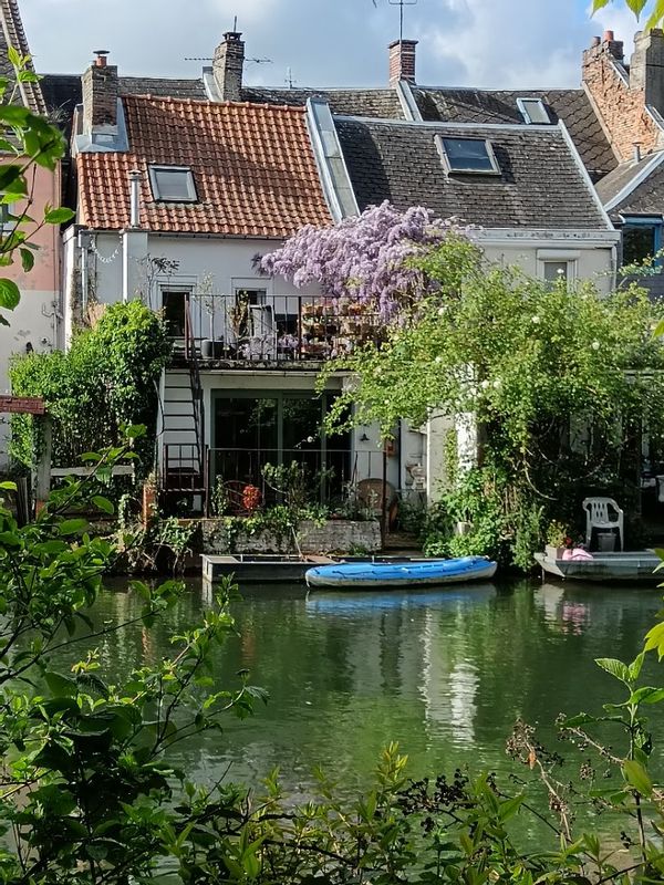 Chambre et terrasse au bord de l' eau