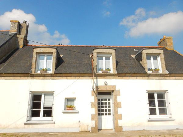Maison de pécheur mitoyenne en granite avec cour et jardin privatifs au calme  à 400m de la plage