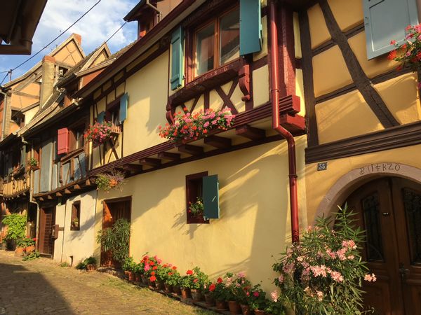 La maison de Laurent et Nathalie est une maison alsacienne à colombages  dans un village classé .