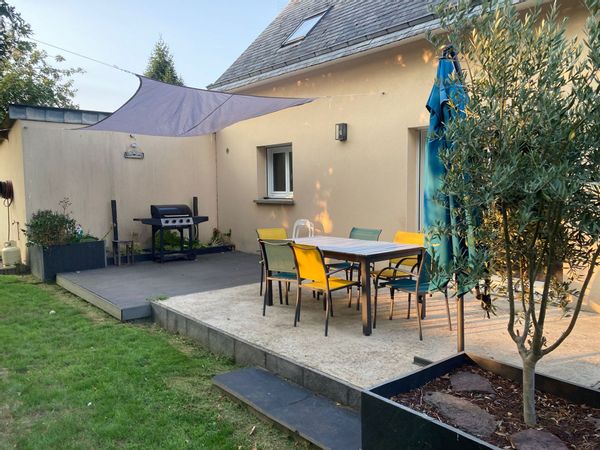 Chambre d'amis à disposition avec salle d'eau