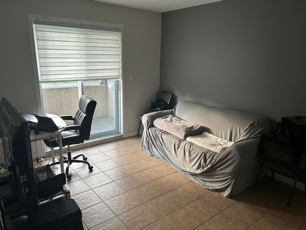 Apparemment 1 chambre et une salle de bain, on peut faire beaucoup de choses à pied