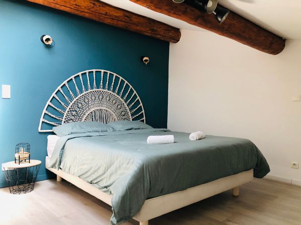 Petit Mazet 1 chambre fermée avec lit double 1 chambre ouverte avec 2 lits simples cours privative