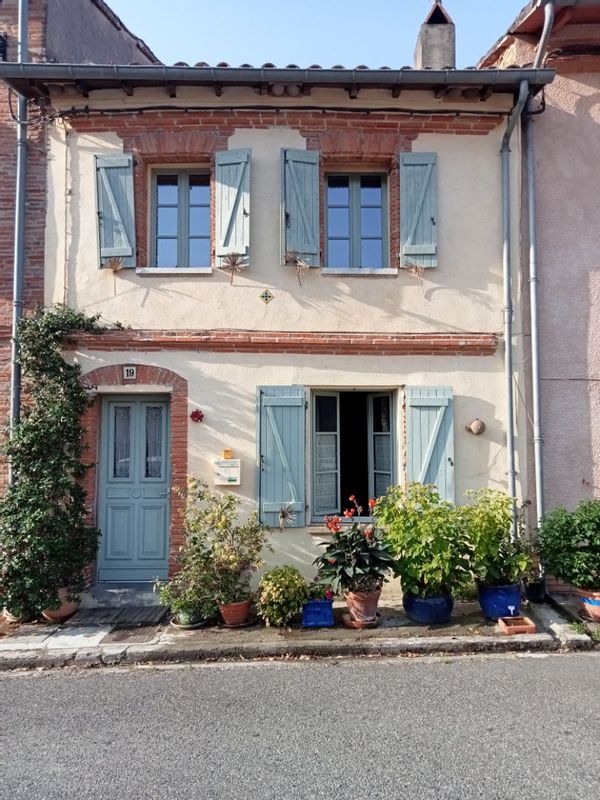 Maison mitoyenne au centre du village spacieuse et modeste, à 30 minutes de Toulouse et du Tarn