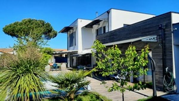 Family home with pool near the ocean – perfect for surfing holiday