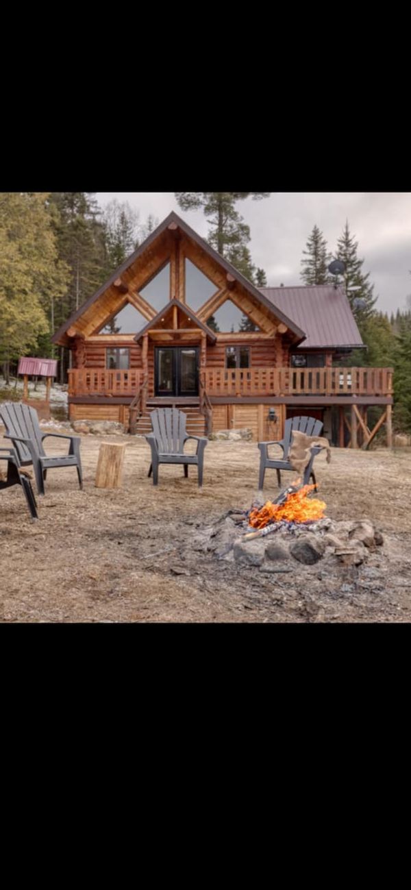 Maison chalet en bois rond Vue c couper le souffle spa au son d’une chute d’eau relaxation garenti