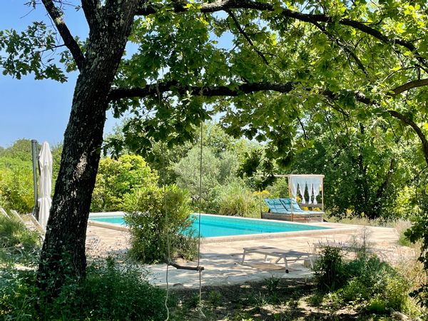 Mas provençal avec piscine, boulodrome, yoga et grand jardin dans village classé plus beau de France